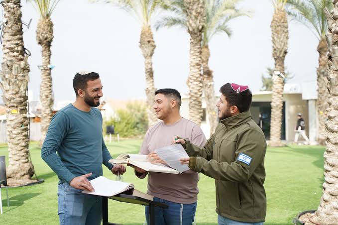 תלמידים בחוץ
